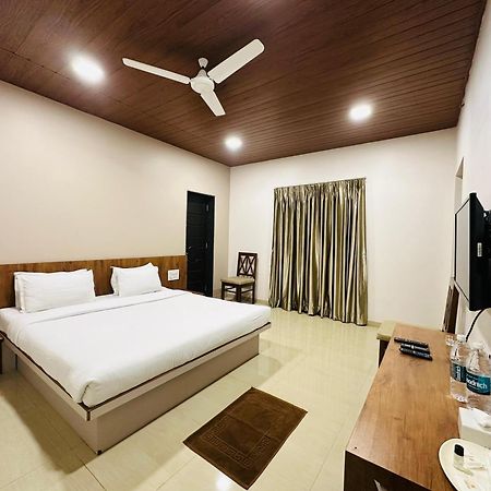 Hotel Grand Indu, 3 Star Kolhapur Buitenkant foto