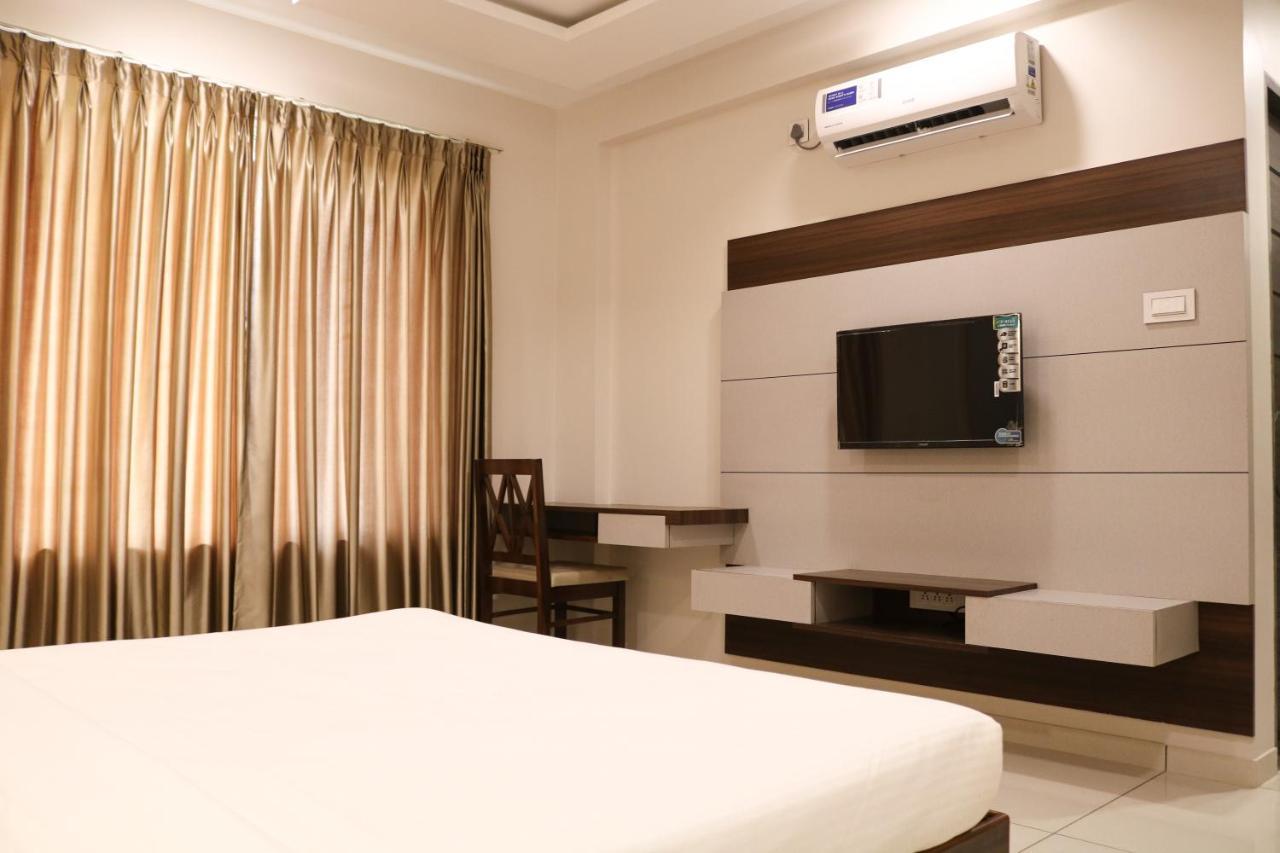 Hotel Grand Indu, 3 Star Kolhapur Buitenkant foto