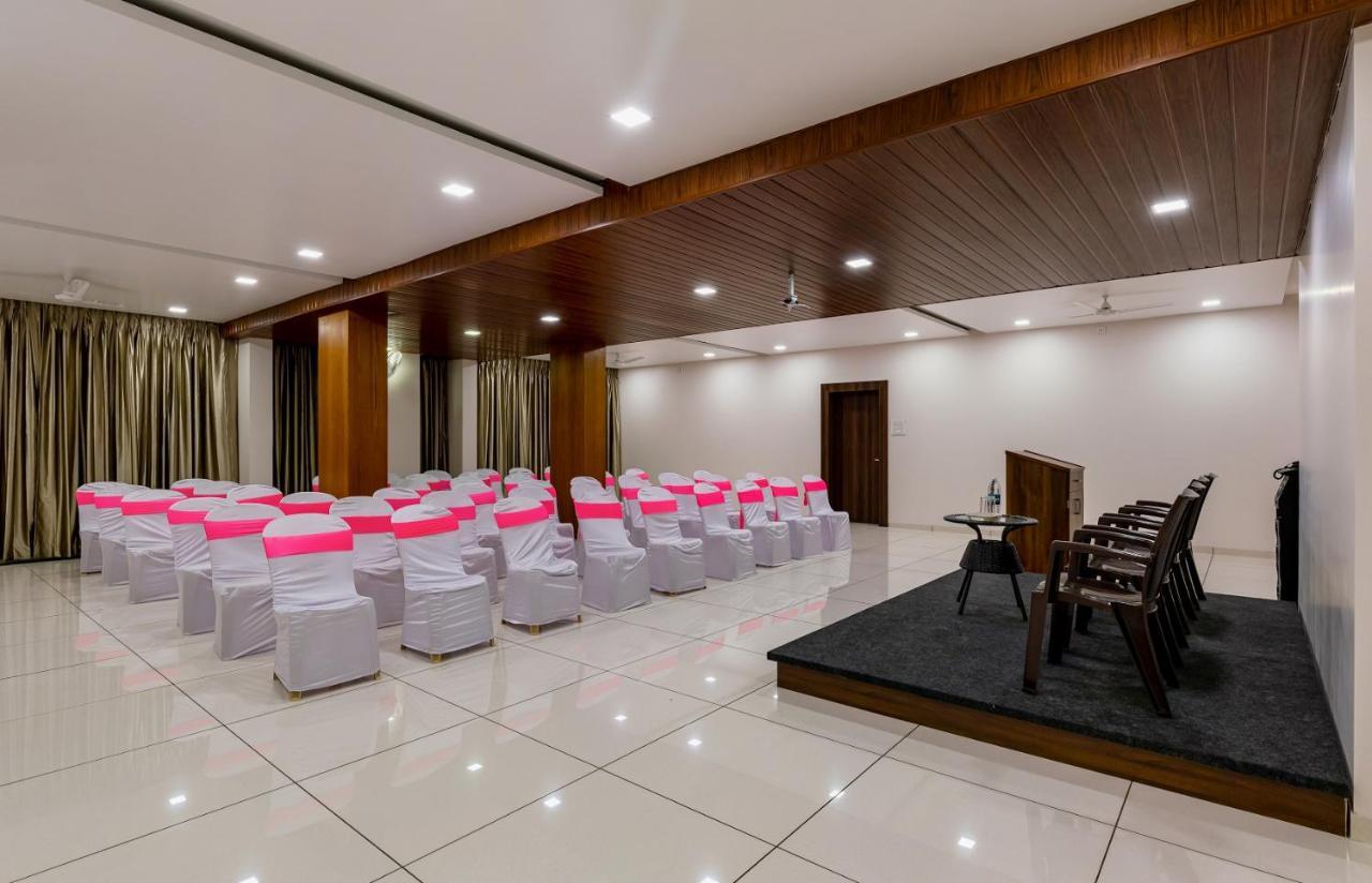 Hotel Grand Indu, 3 Star Kolhapur Buitenkant foto