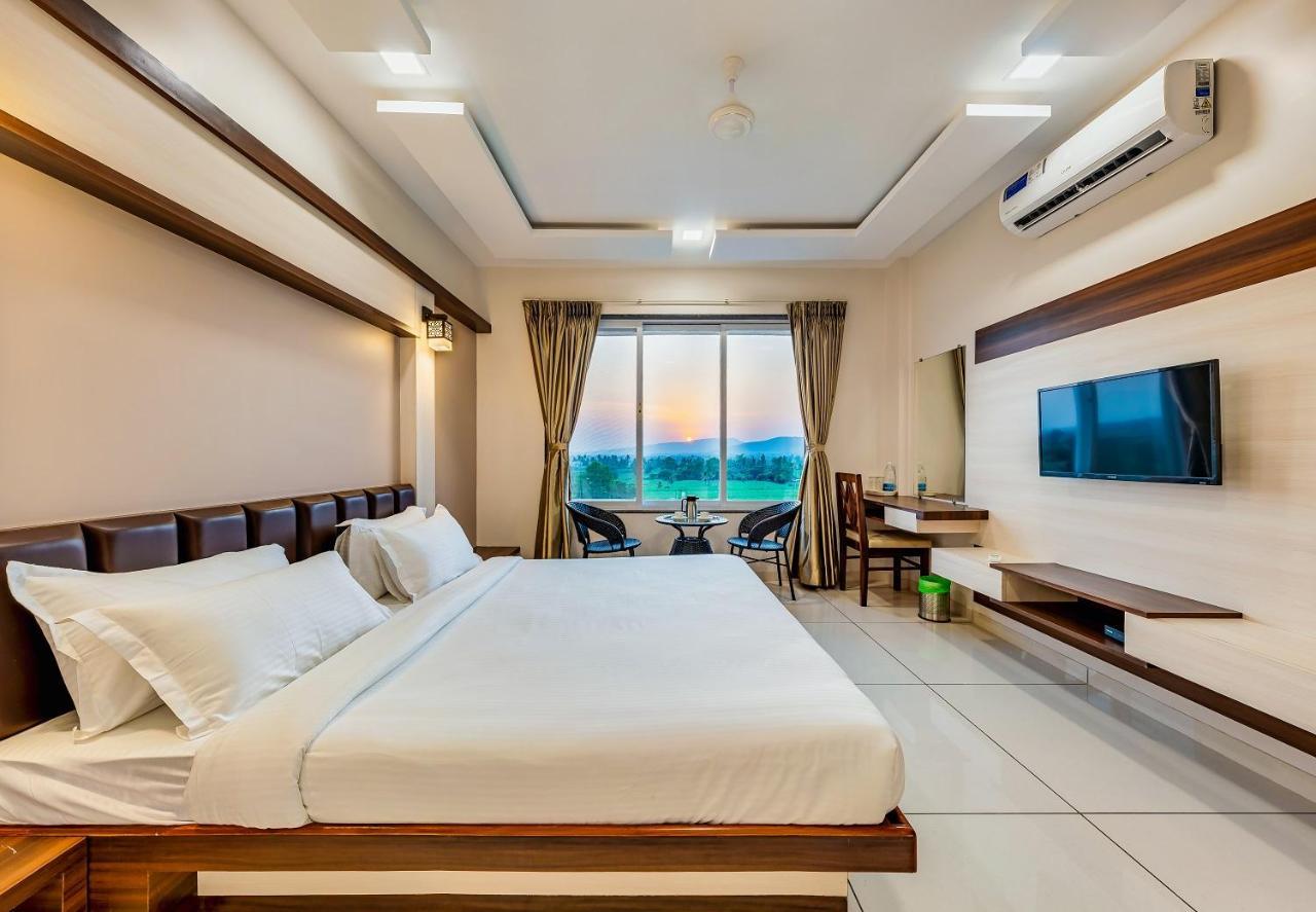 Hotel Grand Indu, 3 Star Kolhapur Buitenkant foto