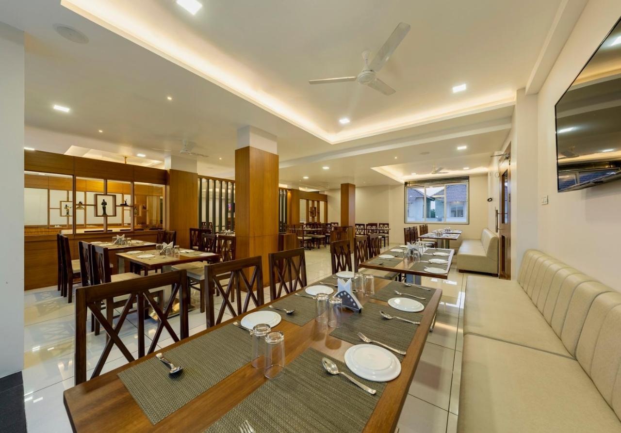 Hotel Grand Indu, 3 Star Kolhapur Buitenkant foto