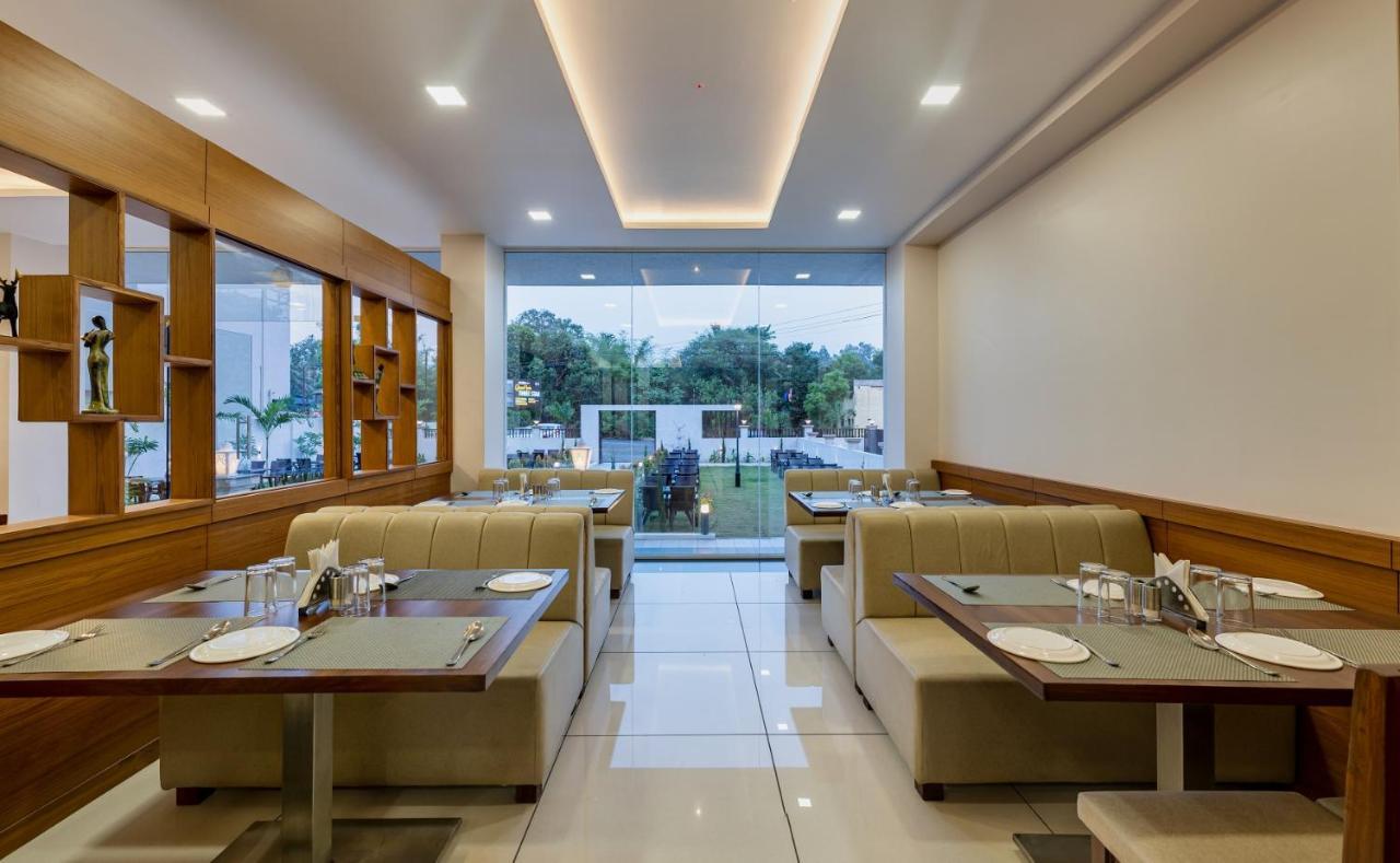 Hotel Grand Indu, 3 Star Kolhapur Buitenkant foto