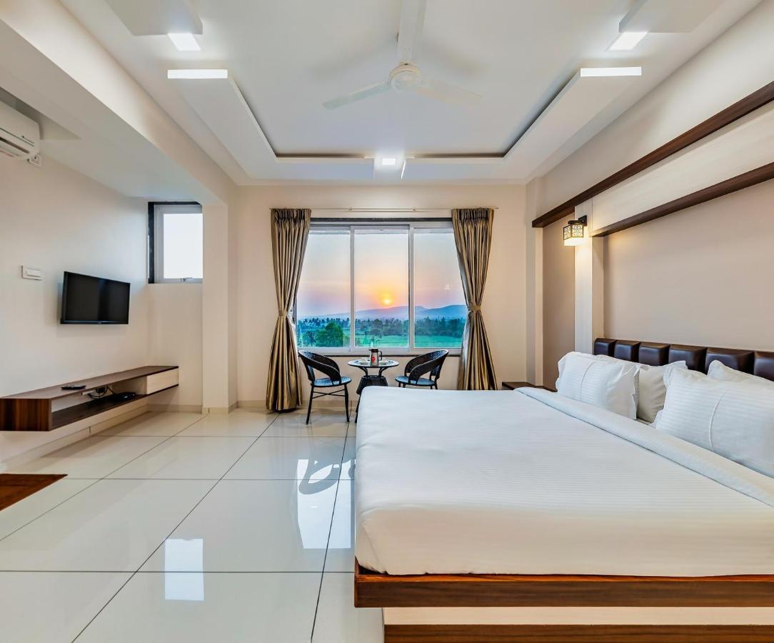 Hotel Grand Indu, 3 Star Kolhapur Buitenkant foto