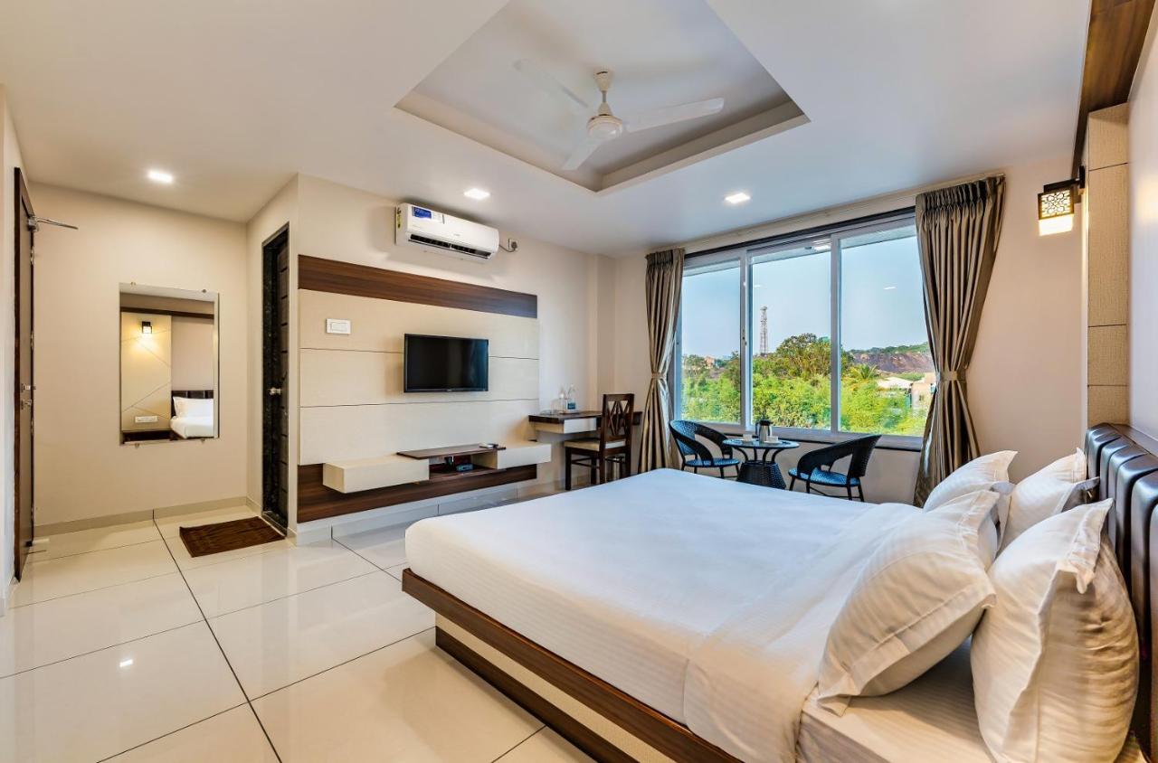 Hotel Grand Indu, 3 Star Kolhapur Buitenkant foto