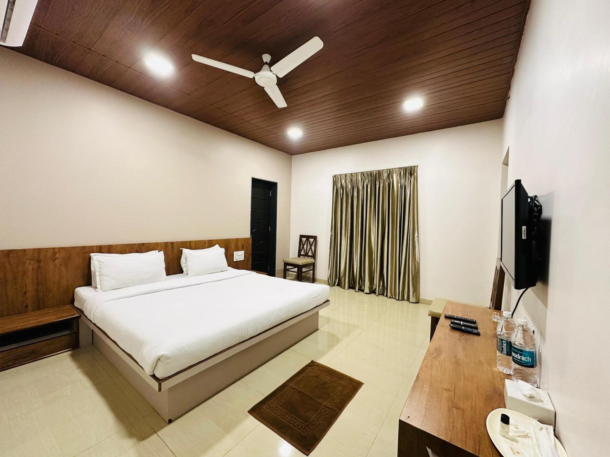 Hotel Grand Indu, 3 Star Kolhapur Buitenkant foto