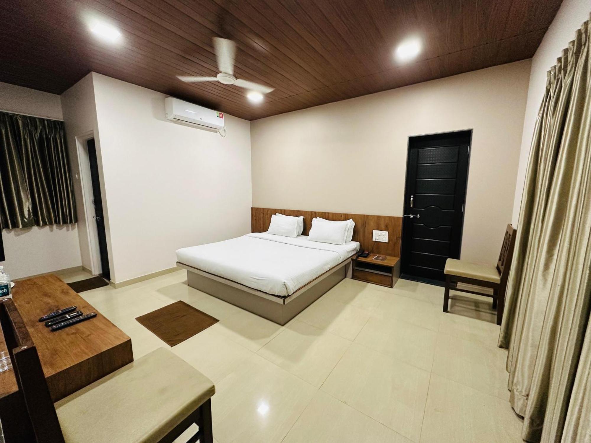 Hotel Grand Indu, 3 Star Kolhapur Buitenkant foto